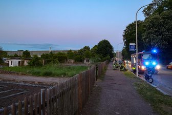 Feuerwehr in Glauchau erneut im Einsatz: Helfer löschen am Donnerstagabend einen Brand in der Kleingartenanlage „Adlerwiese“ - Die Feuerwehr war am Donnerstagabend in der Kleingartenanlage „Adlerwiese“ im Einsatz.