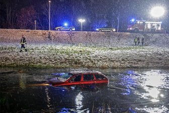 Feuerwehr in Glauchau im Nachtschicht-Modus: Das waren die schwierigsten und kuriosesten Einsätze im letzten Jahr - Nächtlicher Einsatz an der Flutrinne in Glauchau. Mit Scheinwerfern wird im März 2023 die Einsatzstelle ausgeleuchtet.