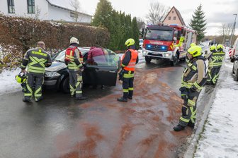 Feuerwehr in Hohenstein-Ernstthal zweimal gefordert: Helfer beseitigen kilometerlange Ölspur - Die Feuerwehr war am Samstag zweimal im Einsatz.