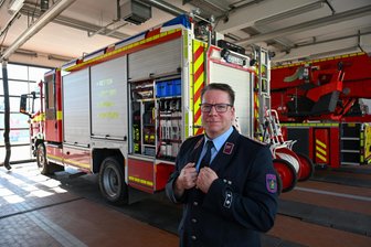 Feuerwehr in Limbach-Oberfrohna wächst und steht vor großen Jubiläen 2026 - Gemeindewehrleiter Thomas Luderer vor den Löschfahrzeugen in Limbach-Oberfrohna.