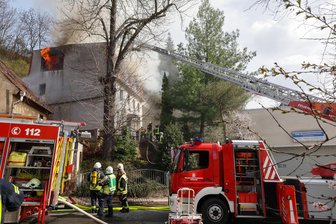 Feuerwehr in Meerane rückt zu 212 Einsätzen aus: Warum hinter den Brandschützern ein rekordverdächtiges Jahr liegt - Hinter der Freiwilligen Feuerwehr in Meerane liegt ein arbeitsreiches Jahr. Einer der schwierigsten Einsätze war der Brand eines Wohnhauses im März 2024 an der Schönberger Straße.
