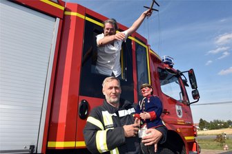 Feuerwehr in Siebenlehn feiert 100. Geburtstag: Warum kommt der Kaspar als Feuerwehrhauptmann? - 100 Jahre Feuerwehr- und auch der Kaspar kommt als Hauptmann. Mit einem Marionettenstück erinnert die Holzoper Frankenberg an Schlagzeilen um 1900. Wehrleiter Jan Arndt begrüßt Camillo Fischer vom Marionetten-Theater.