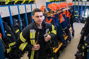 Feuerwehr in Venusberg bekommt ein größeres Haus - Patrick Lehmberg von der Freiwilligen Feuerwehr Venusberg zeigt den kleinen Umkleideraum.