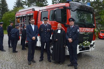 Feuerwehr in Wildenau nimmt neues Löschfahrzeug in Betrieb - Im Bild sind zu sehen (von links): Bürgermeister Andreas Gruner, Gemeindewehrleiter Ronald Haller, Pfarrerin Nicole Bärwald Wohlfahrt und Wildenaus Wehrleiter Sebastian Blei.