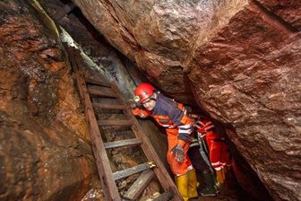 Feuerwehr kontrolliert Evakuierungsstrecke im Markus-Röhling-Stolln -