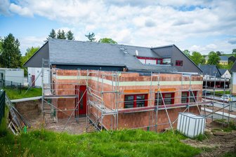 Feuerwehr-Leute im Erzgebirge bekommen dringend nötigen Anbau für ihre Arbeit - In Niederdorf entsteht der Anbau am Gerätehaus der örtlichen Feuerwehr.
