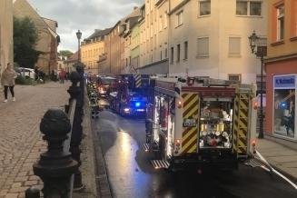 Feuerwehr löscht an Dresdner Straße - Feuerwehreinsatz am Dienstagabend an der Dresdner Straße in Hohenstein-Ernstthal. 