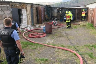 Feuerwehr löscht Auto - 