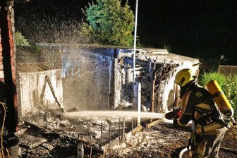 Feuerwehr löscht bei Mitternachtseinsatz Brand in einer Gartenanlage - 