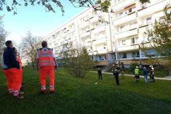 Feuerwehr löscht Brand durch Zigarettenglut auf Balkon - Ein Schwelbrand, verursacht durch glimmende Zigarettenreste in einem Plastikeimer, hat am Montagabend in Auerbach die Feuerwehr ausrücken lassen.