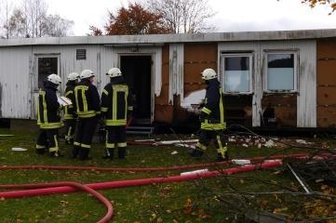 Feuerwehr löscht Brand eines Anbaus - Die Feuerwehr löschte den Brand am Sportlerheim Sayda.