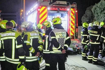 Feuerwehr löscht Brand in Adorf - Die Feuerwehr musste am Sonntag zu einem Brand ins Neukirchener Adorf ausrücken. 