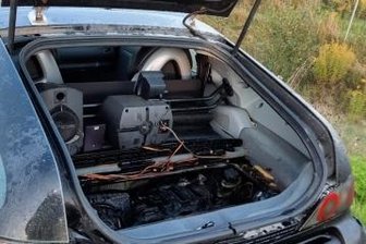 Feuerwehr löscht Brand in Pkw - Die Feuerwehr löschte das in Brand geratene Fahrzeug an der Abfahrt Penig der A 72. 