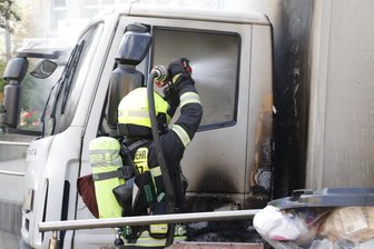 Feuerwehr löscht brennenden Laster auf dem Sonnenberg -
