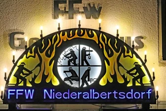 Feuerwehr löscht brennenden Schwibbogen - 
