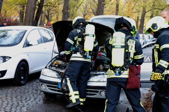 Feuerwehr löscht brennendes Auto -