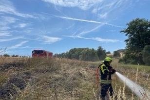 Feuerwehr löscht brennendes Feld zwischen Oelsnitz und Planschwitz - Die Feuerwehren aus Planschwitz, Magwitz und Oelsnitz haben einen Feldbrand bei Oelsnitz gelöscht.