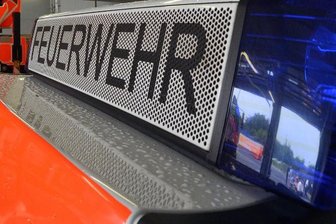 Feuerwehr löscht brennendes Sofa -