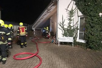 Feuerwehr löscht brennendes Sofa - 