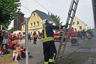 Feuerwehr löscht den Festbraten zur 800-Jahr-Feier in Kleinschirma - Die Feuerwehrleute zählten bei der 800-Jahrfeier in Kleinschirma zu den gefeierten Stars.