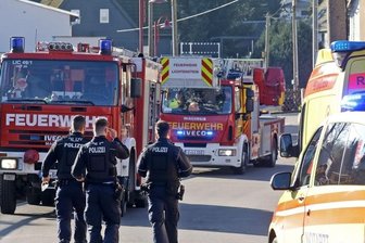 Feuerwehr löscht in Bernsdorf - 