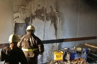 Feuerwehr löscht Mülltonnen - Beim Feuer in Hohenstein-Ernstthal wurden Wand und Decke einer Tiefgarage beschädigt. 