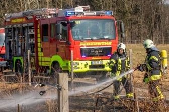Feuerwehr löscht Wiesenbrand - Bei Elterlein musste diese Feuerwehr wegen eines Wiesenbrandes ausrücken.
