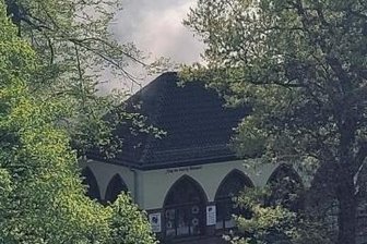 Feuerwehr löscht zwei Mülltonnen - Gleich mehrere Bürger hatten den Brand gemeldet.