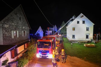 Feuerwehr mit 40 Kräften in Glauchau-Niederlungwitz im Einsatz: Das war der Grund - Die Feuerwehr war in der Nacht zum Dienstag an der Teichgasse in Niederlungwitz im Einsatz.