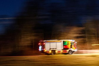Feuerwehr mit Blaulicht an der Flutrinne in Glauchau: Wem die Feuerwehr am Donnerstagabend aus einer misslichen Lage geholfen hat - Die Feuerwehr war in der Nähe der Flutrinne in Glauchau im Einsatz.