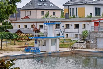 Feuerwehr mit Großaufgebot am Freibad in Gersdorf: Was war hier am Freitagabend los? - Die Feuerwehr war am Freitagabend im Bad in Gersdorf.