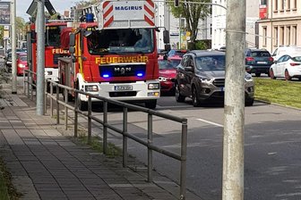 Feuerwehr mit großem Aufgebot am Seniorenheim „Muldenblick“ in Zwickau: Retter proben bei Übung den Ernstfall - Die Berufsfeuerwehr war unter anderem mit der Drehleiter an der Übungsstelle im Einsatz.