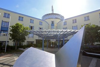 Feuerwehr mitten in der Nacht zwei Stunden im Hotel in Meerane im Einsatz: Das war der Grund für das große Blaulicht-Aufgebot - Blick zum Hotel Meerane, welches über 135 Zimmer und Suiten verfügt. Hier war die Feuerwehr in der Nacht von Donnerstag zum Freitag im Einsatz.