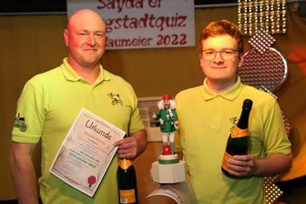 Feuerwehr-Musiker haben Nase vorn - Die Sieger des Schlaumeier-Pokales 2022 in Sayda: Maik Fritzsch (l.) und Markus Härtwig von der Feuerwehrkapelle Friedebach. Der Pokal, ein Räuchermann, wurde eigens für das Quiz vom Saydaer Holzspielzeugmacher Jens-Uwe Werner gefertigt.