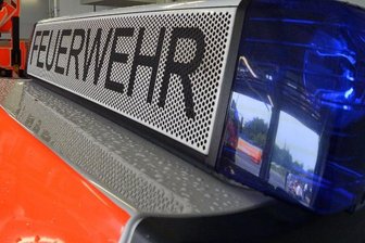 Feuerwehr muss brennende Wiese löschen - 