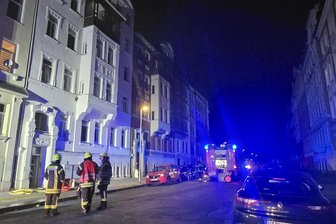 Feuerwehr muss erneut zu Brand in Plauen ausrücken: Was war diesmal passiert? - Die Kameraden der Plauen Berufsfeuerwehr und Freiwilligen Wehren Jößnitz, Großfriesen und Stöckigt rückten Donnerstagfrüh aus.