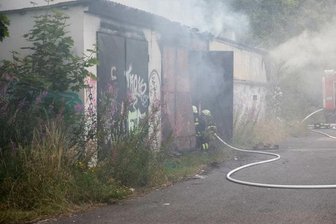 Feuerwehr muss Garagenbrand löschen - Zu einem Garagenbrand in Freiberg ist am Sonntagnachmittag die Feuerwehr ausgerückt.