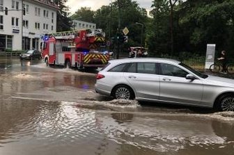 Feuerwehr nach Gewitter im Einsatz - Überflutet wurde am Montagnachmittag auch die Leipziger Straße(B 101) in Freiberg.