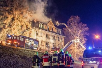 Feuerwehr nicht nur bei Bränden gefragt - 13. März 2021: Einsatzkräfte von Feuerwehr und Polizei vor dem unbewohnten Gebäude an der Straße Am Brückenberg, dessen Dachstuhl in Brand geraten war. Die Feuerwehr war ab 3.30 Uhr mit einem Großaufgebot für mehrere Stunden im Einsatz. Die nahe Bundesstraße 101 musste längere Zeit komplett gesperrt werden. 