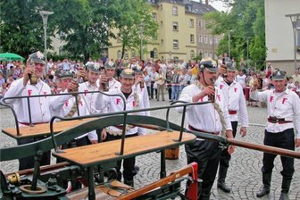 Feuerwehr Niederwiesa lädt zur Bierologie-Lehrstunde und in den Eventtempel "Zum Löschmeister" - Das Foto stammt vom 120-Jahre-Jubiläum der Feuerwehr Niederwiesa im Juni 2003 und zeigt, dass auch damals mit speziellen Löschwasser angestoßen wurde.