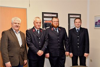 Feuerwehr Obergruna hat neuen Chef - Bürgermeister Volkmar Schreiter, Obergrunas stellvertretender Stadtteilwehrleiter Michael Götze, Stadtwehrleiter Michel Einert und Stadtteilwehrleiter Sylvio Wyschkon bei der Jahreshauptversammlung der FFW Obergruna.