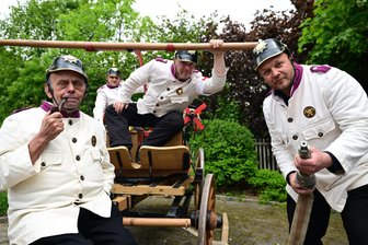 Feuerwehr-Oldtimer: Glanzstücke mit Geschichte rollen nach Hohndorf im Erzgebirge - Jochen Walther, Nico Richter, Jörg Fischer und Alexander Ihl (v. l.) aus Forchheim waren mit einer historischen Handspritze in Hohndorf dabei.