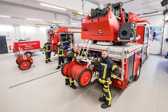 Feuerwehr Pockau weiht neues Gerätehaus ein: Umziehen zwischen den Autos hat ein Ende - Drei Stellplätze bietet die Fahrzeughalle des neuen Gerätehauses. Das kann am 25. Mai ab 13 Uhr bei einem Tag der offenen Tür von jedermann unter die Lupe genommen werden.