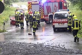 Feuerwehr reinigt verschmutzte Straße - Eine Schlammlawine verschmutzte am Sonntagabend die Sehmatalstraße und die Hüttengrundstraße. 