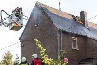 Feuerwehr rettet bewusstlosen Mann - In Siebenlehn brannte am Sonntag ein Dachstuhl.