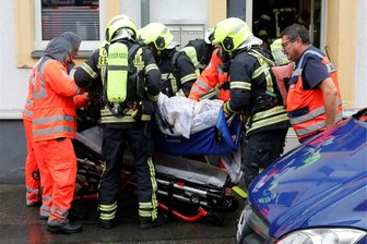 Feuerwehr rettet Frau aus Chemnitzer Wohnung - Die Feuerwehr brachte die Frau aus ihrer Wohnung und anschließend in ein Krankenhaus.
