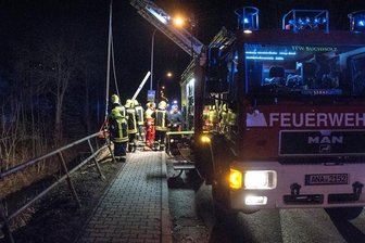 Feuerwehr rettet Fußgänger aus der Sehma - 