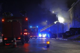 Feuerwehr rettet zwei Menschen bei Wohnungsbrand - 