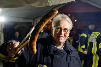 Feuerwehr Rochlitz startet mit 300 Gästen ins neue Jahr - und erinnert sich an besondere Einsätze - Die Mitglieder von Feuerwehrverein und Feuerwehr, hier Birgit Schilde, hatten am Grill alle Hände voll zu tun.