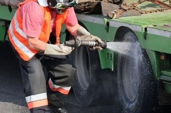 Feuerwehr rückt auf Autobahn 4 aus - Ein Feuerwehrmann kühlte an der Abfahrt Meerane die heißgelaufenen Bremsen des Sattelaufliegers.